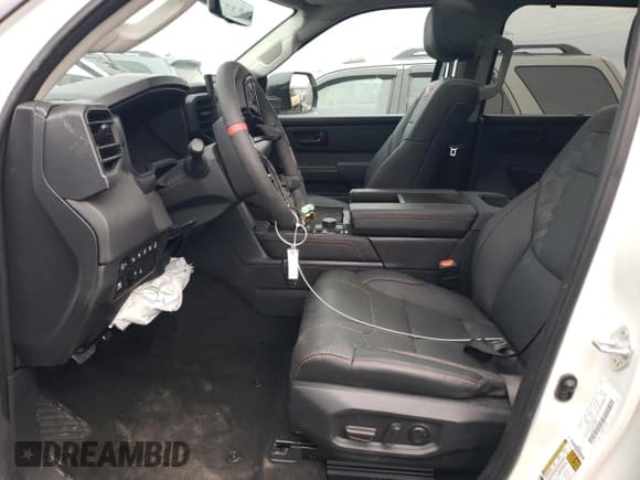 ✅ 2023 Toyota Sequoia SR5 • VIN: 7SVAAABA7PX012036 • Лот: 81135983. Опубликован ранее на Copart с пробегом 5 832 миль. Бесплатный доступ к архиву аукционных продаж из США и подробный отчёт об истории автомобиля на DreamBid. Изображение 7.