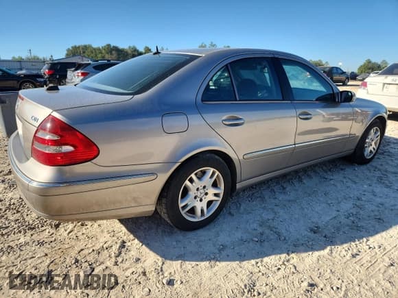 ✅ 2005 Mercedes-Benz E 320 CDI • VIN: WDBUF26J45A761738 • Lot: 86779435. Listed on Copart with 275,622 mi. Free auction sales archive from the USA and detailed vehicle history report at DreamBid. Image 3.