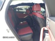 ✅ 2024 BMW X6 xDrive40i • VIN: 5UX33EX01R9S94278 • Lot: 42729709. Wystawiony na IAAI z przebiegiem 17 354 mil. Bezpłatny archiwum sprzedaży aukcyjnych z USA i szczegółowy raport historii pojazdu na DreamBid. Zdjęcie 8.