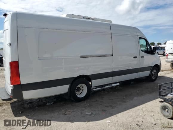 ✅ 2020 Freightliner Sprinter • VIN: W2Y8ED3Y8LP308878 • Lot: 72096614. Wystawiony na Copart z przebiegiem 85 718 mil. Bezpłatny archiwum sprzedaży aukcyjnych z USA i szczegółowy raport historii pojazdu na DreamBid. Zdjęcie 3.