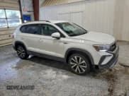 ✅ 2024 Volkswagen Taos SE • VIN: 3VVSX7B22RM122950 • Lot: 94863335. Wystawiony na Copart z przebiegiem 32 411 mil. Bezpłatny archiwum sprzedaży aukcyjnych z USA i szczegółowy raport historii pojazdu na DreamBid. Zdjęcie 4.