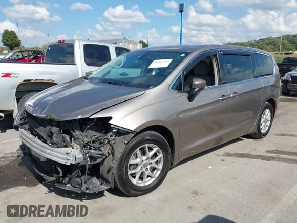 ✅ 2017 Chrysler Pacifica Touring • VIN: 2C4RC1DG7HR771861 • Лот: 43367773. Опубликован ранее на IAAI с пробегом 152 060 миль. Бесплатный доступ к архиву аукционных продаж из США и подробный отчёт об истории автомобиля на DreamBid. Изображение 17.