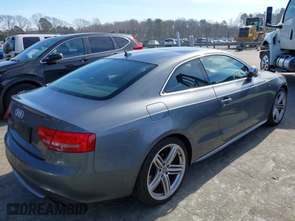 ✅ 2012 Audi S5 Premium Plus • VIN: WAUCVAFR1CA003754 • Lot: 41492517. Wystawiony na IAAI z przebiegiem 116 082 mil. Bezpłatny archiwum sprzedaży aukcyjnych z USA i szczegółowy raport historii pojazdu na DreamBid. Zdjęcie 4.