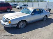 ✅ 1984 Ford Thunderbird • VIN: 1FABP4632EH220641 • Lot: 42325000. Wystawiony na IAAI z przebiegiem 6 094 mil. Bezpłatny archiwum sprzedaży aukcyjnych z USA i szczegółowy raport historii pojazdu na DreamBid. Zdjęcie 2.