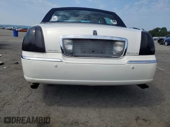 ✅ 2003 Lincoln Town Car Cartier • VIN: 1LNHM83W13Y603160 • Lot: 69306285. Listed on Copart with 240,784 mi. Free auction sales archive from the USA and detailed vehicle history report at DreamBid. Image 6.