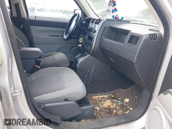 ✅ 2007 Jeep Patriot Sport • VIN: 1J8FF28W17D395749 • Lot: 42615557. Listed on IAAI with 227,783 mi. Free auction sales archive from the USA and detailed vehicle history report at DreamBid. Image 5.