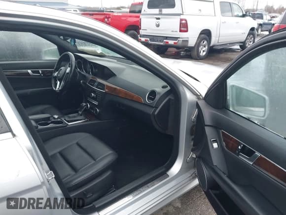 ✅ 2012 Mercedes-Benz C 300 Sport • VIN: WDDGF8BB9CR192390 • Lot: 43807856. Wystawiony na IAAI z przebiegiem 210 256 mil. Bezpłatny archiwum sprzedaży aukcyjnych z USA i szczegółowy raport historii pojazdu na DreamBid. Zdjęcie 5.