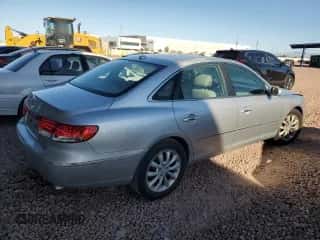 2007 Hyundai Azera SE z VIN KMHFC46F57A205043, wystawiony jako Copart lot #49531885 z przebiegiem 107 272 mil mil oraz Czysty tytuł • Clean title. Historia ofert i sprzedaży dostępna na DreamBid. Obrazek 3.