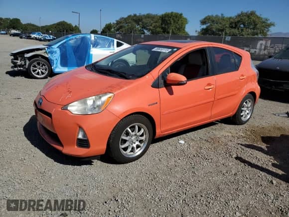 2012 Toyota Prius Two z VIN JTDKDTB30C1001900, wystawiony jako Copart lot #89910115 z przebiegiem 132 853 mil mil oraz Szkoda całkowita • Salvage title. Historia ofert i sprzedaży dostępna na DreamBid. Obrazek 1.