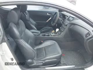 ✅ 2013 Hyundai Genesis Coupe Track • VIN: KMHHU6KJXDU112606 • Lot: 41686732. Wystawiony na IAAI z przebiegiem 216 884 mil. Bezpłatny archiwum sprzedaży aukcyjnych z USA i szczegółowy raport historii pojazdu na DreamBid. Zdjęcie 5.