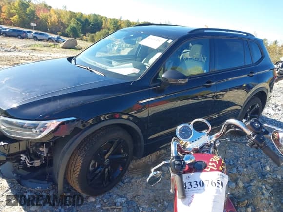 ✅ 2024 Volkswagen Tiguan SE R-Line Black • VIN: 3VV8B7AXXRM025274 • Лот: 43403547. Опубликован ранее на IAAI с пробегом 21 709 миль. Бесплатный доступ к архиву аукционных продаж из США и подробный отчёт об истории автомобиля на DreamBid. Изображение 2.