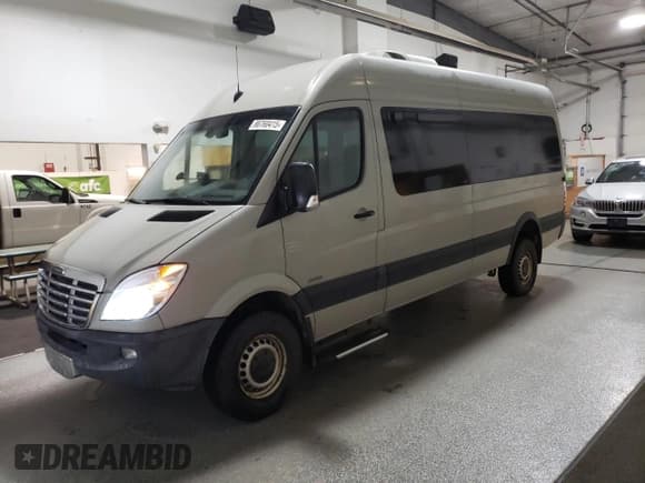 ✅ 2012 Freightliner Sprinter • VIN: WCDPE8CC4C5710422 • Лот: 80760415. Опубликован ранее на Copart с пробегом 102 944 миль. Бесплатный доступ к архиву аукционных продаж из США и подробный отчёт об истории автомобиля на DreamBid. Изображение 1.