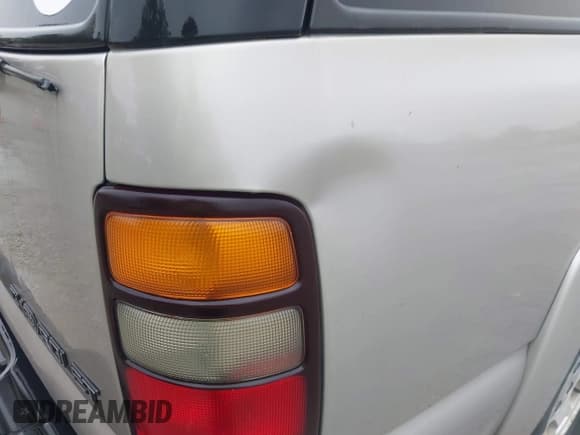 ✅ 2005 Chevrolet Suburban LT • VIN: 3GNEC16Z15G187297 • Lot: 43233216. Listed on IAAI with 268,376 mi. Free auction sales archive from the USA and detailed vehicle history report at DreamBid. Image 6.