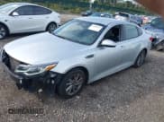 ✅ 2019 Kia Optima LX • VIN: 5XXGT4L30KG282113 • Lot: 43300528. Wystawiony na IAAI z przebiegiem 101 569 mil. Bezpłatny archiwum sprzedaży aukcyjnych z USA i szczegółowy raport historii pojazdu na DreamBid. Zdjęcie 2.