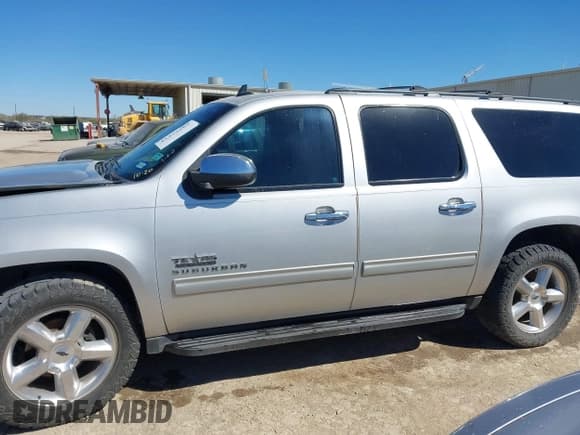 ✅ 2014 Chevrolet Suburban LS • VIN: 1GNSCHE06ER165763 • Lot: 43473605. Wystawiony na IAAI z przebiegiem 199 541 mil. Bezpłatny archiwum sprzedaży aukcyjnych z USA i szczegółowy raport historii pojazdu na DreamBid. Zdjęcie 14.