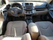 ✅ 2007 Toyota RAV4 • VIN: JTMBK33V775014289 • Lot: 82754545. Wystawiony na Copart z przebiegiem 175 522 mil. Bezpłatny archiwum sprzedaży aukcyjnych z USA i szczegółowy raport historii pojazdu na DreamBid. Zdjęcie 8.