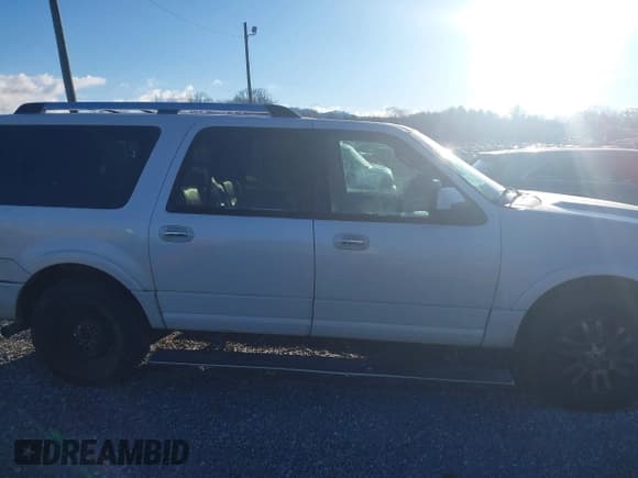 ✅ 2013 Ford Expedition Max Limited • VIN: 1FMJK2A54DEF19321 • Lot: 43670056. Wystawiony na IAAI z przebiegiem 265 903 mil. Bezpłatny archiwum sprzedaży aukcyjnych z USA i szczegółowy raport historii pojazdu na DreamBid. Zdjęcie 13.