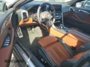 ✅ 2023 BMW 8 Series M850i xDrive • VIN: WBAFY4C00PCM83100 • Lot: 87192315. Wystawiony na Copart z przebiegiem 10 048 mil. Bezpłatny archiwum sprzedaży aukcyjnych z USA i szczegółowy raport historii pojazdu na DreamBid. Zdjęcie 8.