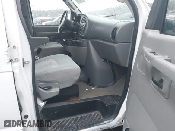 ✅ 2006 Ford Econoline Passenger XL • VIN: 1FBNE31L06DA60402 • Lot: 43663833. Wystawiony na IAAI z przebiegiem 118 178 mil. Bezpłatny archiwum sprzedaży aukcyjnych z USA i szczegółowy raport historii pojazdu na DreamBid. Zdjęcie 5.