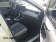 ✅ 2019 Toyota RAV4 XLE • VIN: 2T3W1RFV7KC025699 • Lot: 43616008. Wystawiony na IAAI z przebiegiem 106 677 mil. Bezpłatny archiwum sprzedaży aukcyjnych z USA i szczegółowy raport historii pojazdu na DreamBid. Zdjęcie 5.