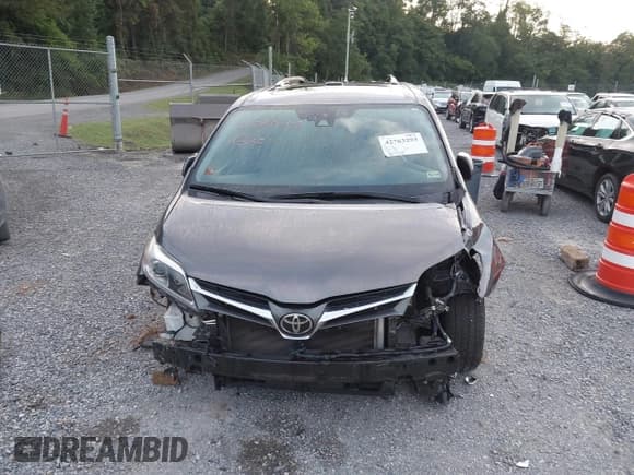 ✅ 2019 Toyota Sienna XLE • VIN: 5TDDZ3DC1KS211995 • Lot: 42763293. Listed on IAAI with 85,338 mi. Free auction sales archive from the USA and detailed vehicle history report at DreamBid. Image 12.