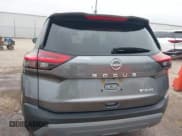 ✅ 2022 Nissan Rogue SV • VIN: 5N1BT3BB7NC677127 • Lot: 43392740. Wystawiony na IAAI z przebiegiem 38 629 mil. Bezpłatny archiwum sprzedaży aukcyjnych z USA i szczegółowy raport historii pojazdu na DreamBid. Zdjęcie 17.