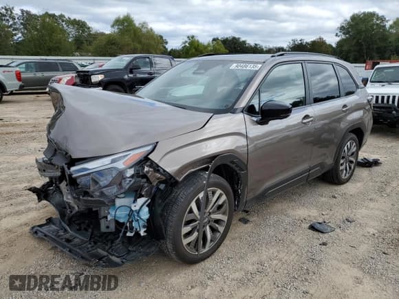 ✅ 2025 Subaru Forester Touring • VIN: JF2SLDTC6SH559054 • Лот: 90486135. Опубликован ранее на Copart с пробегом 5 505 миль. Бесплатный доступ к архиву аукционных продаж из США и подробный отчёт об истории автомобиля на DreamBid. Изображение 1.