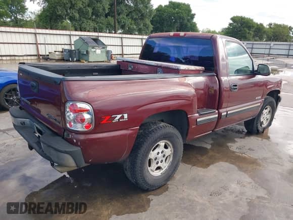 2002 Chevrolet Silverado 1500 LS z VIN 1GCEK14V02Z331249, wystawiony jako IAAI lot #42352384 z przebiegiem 232 697 mil mil oraz . Historia ofert i sprzedaży dostępna na DreamBid. Obrazek 4.