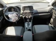 ✅ 2021 Hyundai Kona SEL • VIN: KM8K2CAA1MU615193 • Лот: 64605564. Опубликован ранее на Copart с пробегом 42 067 миль. Бесплатный доступ к архиву аукционных продаж из США и подробный отчёт об истории автомобиля на DreamBid. Изображение 8.