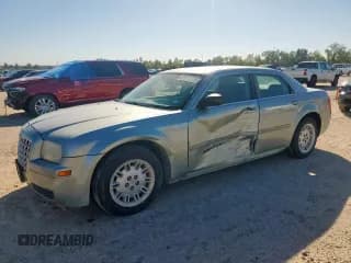 ✅ 2005 Chrysler 300 300 • VIN: 2C3JA43RX5H135366 • Lot: 89741555. Wystawiony na Copart z przebiegiem 105 711 mil. Bezpłatny archiwum sprzedaży aukcyjnych z USA i szczegółowy raport historii pojazdu na DreamBid. Zdjęcie 1.