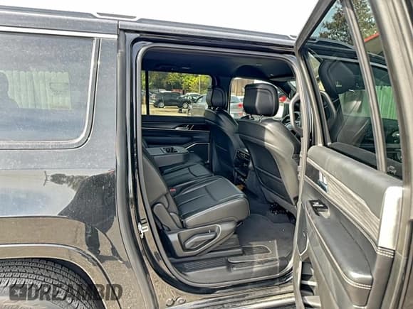 ✅ 2024 Jeep Wagoneer Series II • VIN: 1C4SJRBPXRS137078 • Лот: 95067855. Опубликован ранее на Copart с пробегом 20 725 миль. Бесплатный доступ к архиву аукционных продаж из США и подробный отчёт об истории автомобиля на DreamBid. Изображение 6.