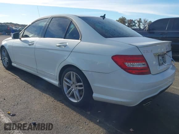✅ 2012 Mercedes-Benz C 300 Sport • VIN: WDDGF8BB0CR225339 • Lot: 43499047. Wystawiony na IAAI z przebiegiem 66 284 mil. Bezpłatny archiwum sprzedaży aukcyjnych z USA i szczegółowy raport historii pojazdu na DreamBid. Zdjęcie 3.