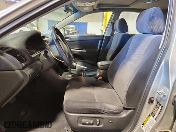 ✅ 2005 Toyota Camry XLE • VIN: 4T1BE32K95U961010 • Lot: 91620035. Wystawiony na Copart z przebiegiem 241 323 mil. Bezpłatny archiwum sprzedaży aukcyjnych z USA i szczegółowy raport historii pojazdu na DreamBid. Zdjęcie 7.