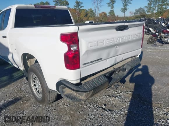 ✅ 2023 Chevrolet Silverado 1500 Work Truck • VIN: 1GCRDAED8PZ142227 • Lot: 43235296. Wystawiony na IAAI z przebiegiem 20 029 mil. Bezpłatny archiwum sprzedaży aukcyjnych z USA i szczegółowy raport historii pojazdu na DreamBid. Zdjęcie 6.