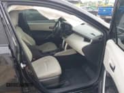 ✅ 2022 Toyota Corolla Cross L • VIN: 7MUAAAAG2NV019971 • Lot: 42676163. Wystawiony na IAAI z przebiegiem 40 440 mil. Bezpłatny archiwum sprzedaży aukcyjnych z USA i szczegółowy raport historii pojazdu na DreamBid. Zdjęcie 5.