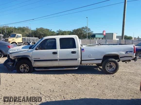 ✅ 2005 Chevrolet Silverado 2500HD LT • VIN: 1GCHC23UX5F811703 • Lot: 43603568. Wystawiony na IAAI z przebiegiem 254 895 mil. Bezpłatny archiwum sprzedaży aukcyjnych z USA i szczegółowy raport historii pojazdu na DreamBid. Zdjęcie 15.