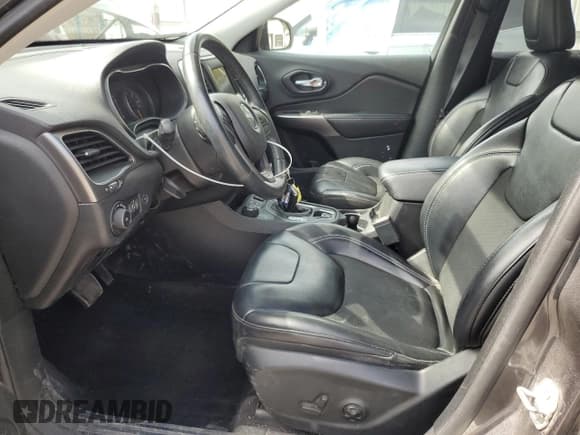 ✅ 2019 Jeep Cherokee Altitude • VIN: 1C4PJMLB1KD141817 • Lot: 71489575. Wystawiony na Copart z przebiegiem 94 824 mil. Bezpłatny archiwum sprzedaży aukcyjnych z USA i szczegółowy raport historii pojazdu na DreamBid. Zdjęcie 7.