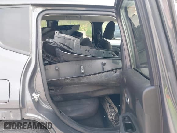 ✅ 2022 Jeep Renegade Latitude • VIN: ZACNJDB14NPN69139 • Lot: 42837146. Wystawiony na IAAI z przebiegiem 37 716 mil. Bezpłatny archiwum sprzedaży aukcyjnych z USA i szczegółowy raport historii pojazdu na DreamBid. Zdjęcie 8.