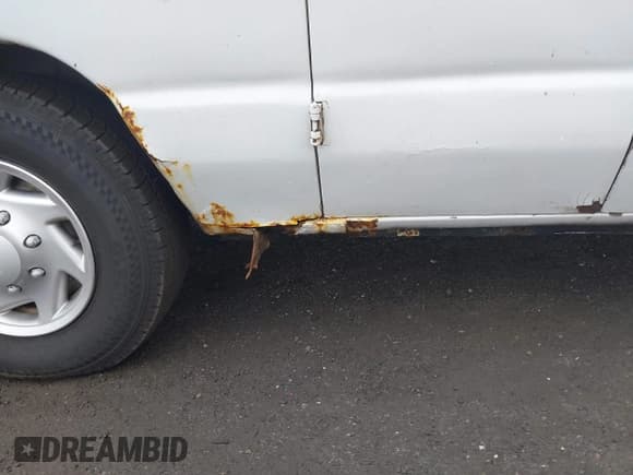 ✅ 2012 Ford Econoline Cargo Commercial • VIN: 1FTNS2EWXCDA42892 • Lot: 42219642. Wystawiony na IAAI z przebiegiem 199 728 mil. Bezpłatny archiwum sprzedaży aukcyjnych z USA i szczegółowy raport historii pojazdu na DreamBid. Zdjęcie 18.