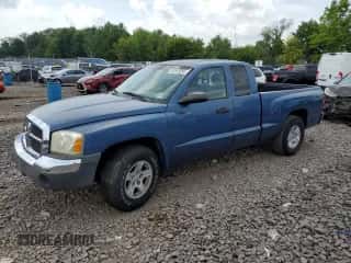 2005 Dodge Dakota SLT z VIN 1D7HW42N25S199510, wystawiony jako Copart lot #65350054 z przebiegiem 160 861 mil mil oraz Szkoda całkowita • Salvage title. Historia ofert i sprzedaży dostępna na DreamBid. Obrazek 1.