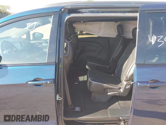 ✅ 2025 Chrysler Pacifica Limited • VIN: 2C4RC1GG1SR508350 • Lot: 43432242. Wystawiony na IAAI z przebiegiem 9 807 mil. Bezpłatny archiwum sprzedaży aukcyjnych z USA i szczegółowy raport historii pojazdu na DreamBid. Zdjęcie 8.