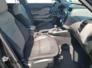 ✅ 2018 Kia Soul • VIN: KNDJN2A27J7554324 • Lot: 84233445. Wystawiony na Copart z przebiegiem 74 713 mil. Bezpłatny archiwum sprzedaży aukcyjnych z USA i szczegółowy raport historii pojazdu na DreamBid. Zdjęcie 7.