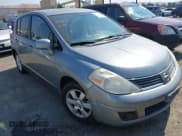 ✅ 2009 Nissan Versa S • VIN: 3N1BC13E69L421401 • Лот: 42732692. Опубликован ранее на IAAI с пробегом 121 587 миль. Бесплатный доступ к архиву аукционных продаж из США и подробный отчёт об истории автомобиля на DreamBid. Изображение 1.