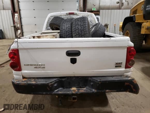 2007 Dodge Dakota ST z VIN 1D3HW28P27S242678, wystawiony jako Copart lot #58687635 z przebiegiem 196 558 mil mil oraz Czysty tytuł • Clean title. Historia ofert i sprzedaży dostępna na DreamBid. Obrazek 6.