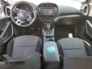 ✅ 2020 Kia Soul LX • VIN: KNDJ23AU7L7013048 • Lot: 85403475. Wystawiony na Copart z przebiegiem 176 891 mil. Bezpłatny archiwum sprzedaży aukcyjnych z USA i szczegółowy raport historii pojazdu na DreamBid. Zdjęcie 8.