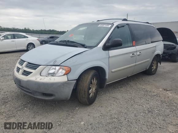 ✅ 2005 Chrysler Town & Country Touring • VIN: 2C4GP54L55R440613 • Lot: 71519475. Listed on Copart with 208,735 mi. Free auction sales archive from the USA and detailed vehicle history report at DreamBid. Image 1.