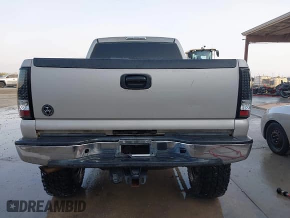 ✅ 2005 Chevrolet Silverado 2500HD LS • VIN: 1GCHK23U45F802269 • Lot: 42793768. Wystawiony na IAAI z przebiegiem 131 588 mil. Bezpłatny archiwum sprzedaży aukcyjnych z USA i szczegółowy raport historii pojazdu na DreamBid. Zdjęcie 16.