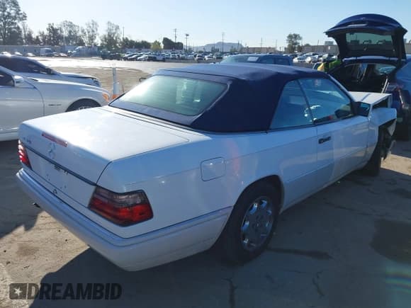 ✅ 1995 Mercedes-Benz E 320 • VIN: WDBEA66E9SC258865 • Лот: 41825726. Опубликован ранее на IAAI с пробегом 101 866 миль. Бесплатный доступ к архиву аукционных продаж из США и подробный отчёт об истории автомобиля на DreamBid. Изображение 4.