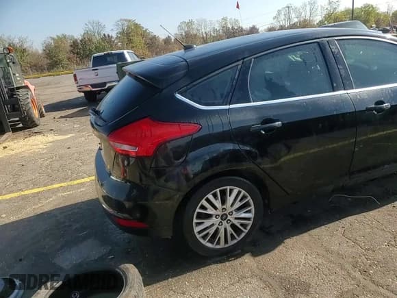 ✅ 2015 Ford Focus Titanium • VIN: 1FADP3N2XFL230263 • Lot: 86443185. Wystawiony na Copart z przebiegiem Nie podano. Bezpłatny archiwum sprzedaży aukcyjnych z USA i szczegółowy raport historii pojazdu na DreamBid. Zdjęcie 15.