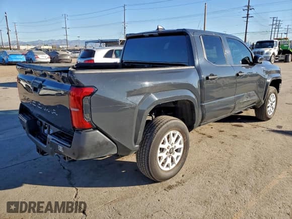 ✅ 2024 Toyota Tacoma SR • VIN: 3TYKD5HN7RT003129 • Lot: 96612955. Wystawiony na Copart z przebiegiem 15 244 mil. Bezpłatny archiwum sprzedaży aukcyjnych z USA i szczegółowy raport historii pojazdu na DreamBid. Zdjęcie 3.